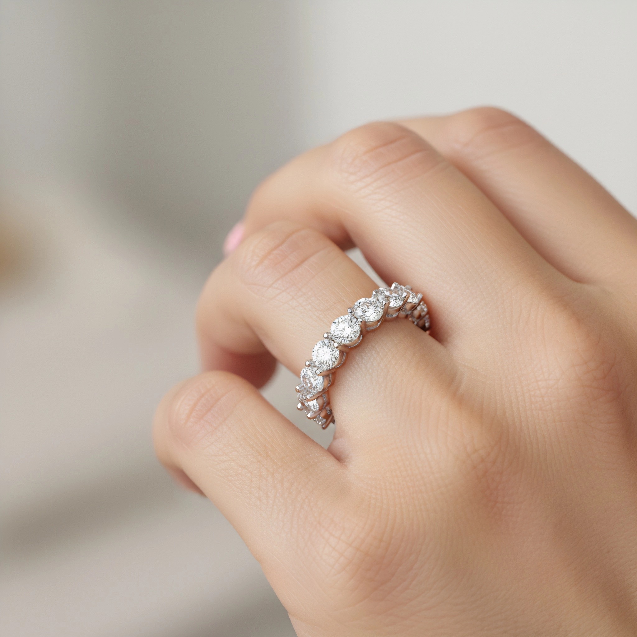 Round Cut Diamond Rings Women in 18K White Gold